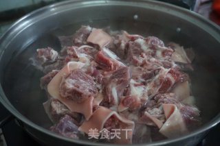 脆肉鲩焖羊肉的做法步骤：2