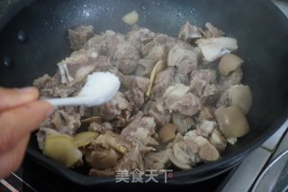 脆肉鲩焖羊肉的做法步骤：5