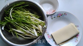 水芹百叶炒肉丝的做法步骤：1