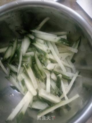黄瓜丝拌紫菜的做法步骤：1