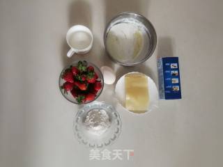 草莓慕斯蛋糕的做法步骤：1