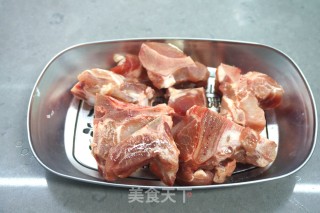 猪脊骨炖萝卜的做法步骤：1