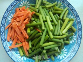 肉丝炒蒜薹的做法步骤：1