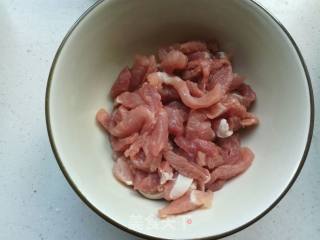肉丝炒蒜薹的做法步骤：2