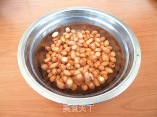 猪蹄炖花生的做法步骤：1