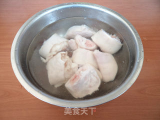 猪蹄炖花生的做法步骤：2