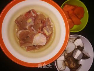 蚝油杂蔬鸡肉煲的做法步骤：1