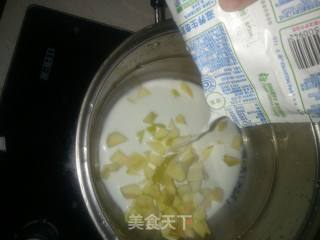 牛奶炖苹果的做法步骤：2
