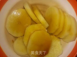 土豆蒸腊肠的做法步骤：2