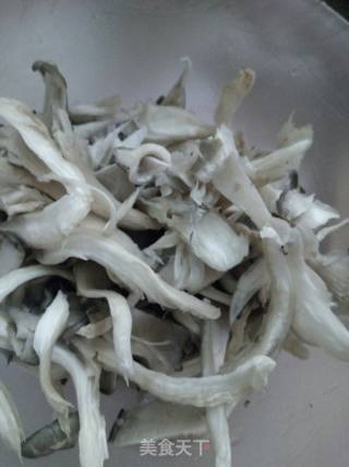 凉拌鸡腿菇的做法步骤：2