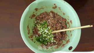 白菜猪肉饺的做法步骤：2