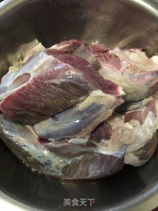 自家秘制酱牛肉的做法步骤：1