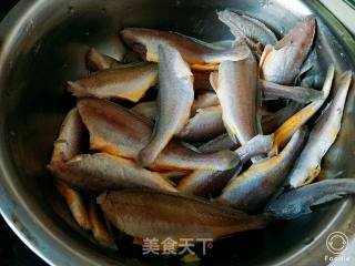 油炸香黄鱼的做法步骤：1