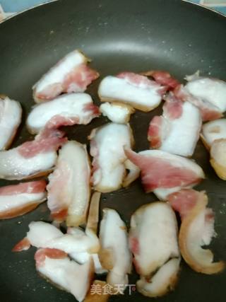 腊肉炒蒜苗的做法步骤：1