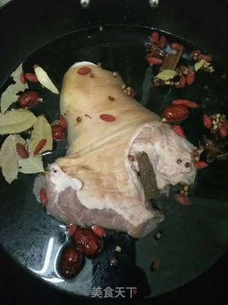 红烧猪肘的做法步骤：5