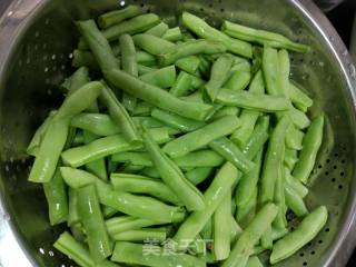 五花肉豆角焖面的做法步骤：2