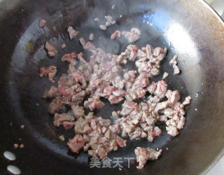 咖喱牛肉炒饭配蔬菜沙拉的做法步骤：1