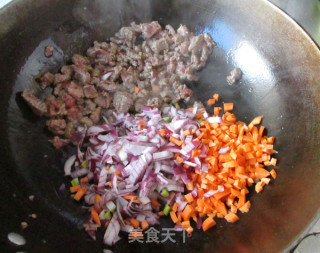 咖喱牛肉炒饭配蔬菜沙拉的做法步骤：2