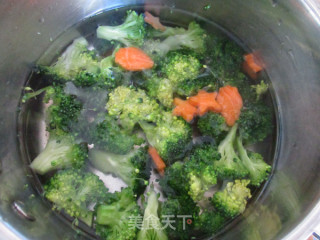 咖喱牛肉炒饭配蔬菜沙拉的做法步骤：9
