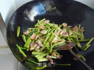 韭菜炒鱿鱼的做法步骤：7