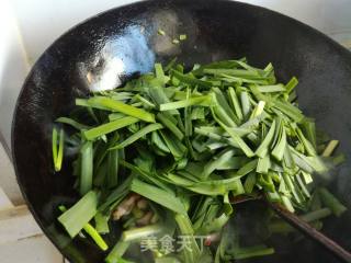 韭菜炒鱿鱼的做法步骤：8