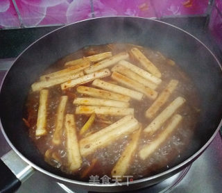 香菇豆豉辣酱炒年糕的做法步骤：7