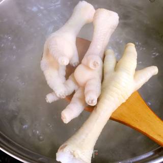 孜然辣鸡爪的做法步骤：1