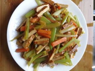 芹菜炒豆腐干的做法步骤：4