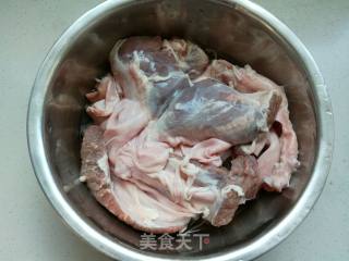 护心肉炖土豆的做法步骤：1