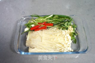 凉拌开胃金针菇的做法步骤：1