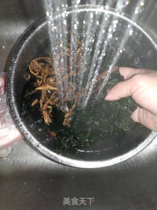 五花肉炖干货的做法步骤：1