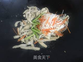 金针菇炒肉丝的做法步骤：9
