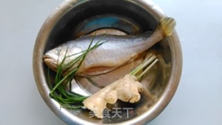 糖醋黄鱼的做法步骤：1