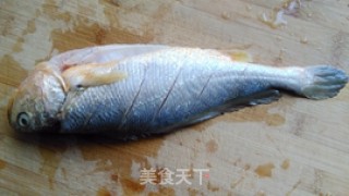 糖醋黄鱼的做法步骤：2