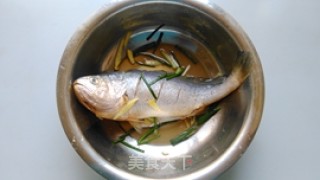糖醋黄鱼的做法步骤：3