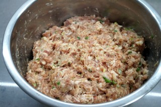 香炸肉丸子的做法步骤：2