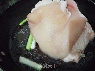 秘制炖肘子的做法步骤：6
