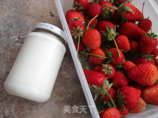 草莓奶昔的做法步骤：1