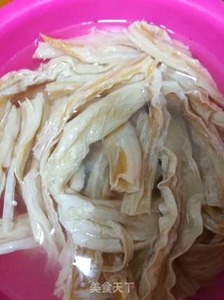 腐竹焖鸡肉的做法步骤：1