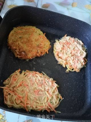 早餐快手菜～土豆丝饼的做法步骤：3