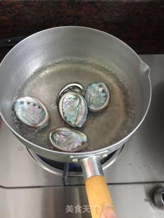 鲍鱼壳炖洋参片的做法步骤：2