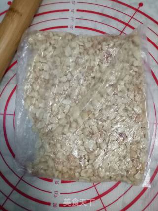 花生芝麻牛轧糖的做法步骤：2