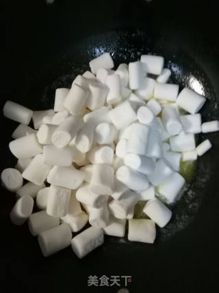 花生芝麻牛轧糖的做法步骤：4
