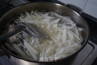 萝卜鲫鱼汤的做法步骤：2