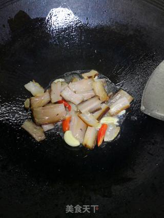 香菇蒜苗炒腊肉的做法步骤：1