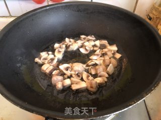 咖喱蘑菇鸡丁炒饭的做法步骤：5