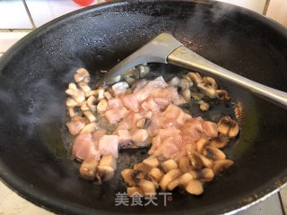 咖喱蘑菇鸡丁炒饭的做法步骤：6