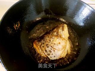 三文鱼头炖豆腐的做法步骤：1