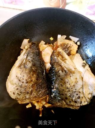 三文鱼头炖豆腐的做法步骤：3