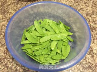 腊肠炒荷兰豆的做法步骤：2
